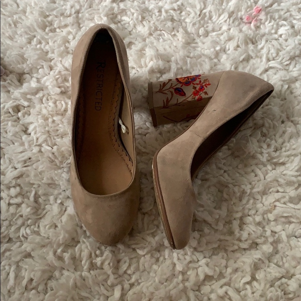 ROUND TOE PUMPS